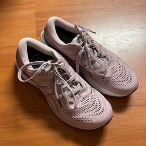 LIKE NEW ASICS Gel Kayano 28